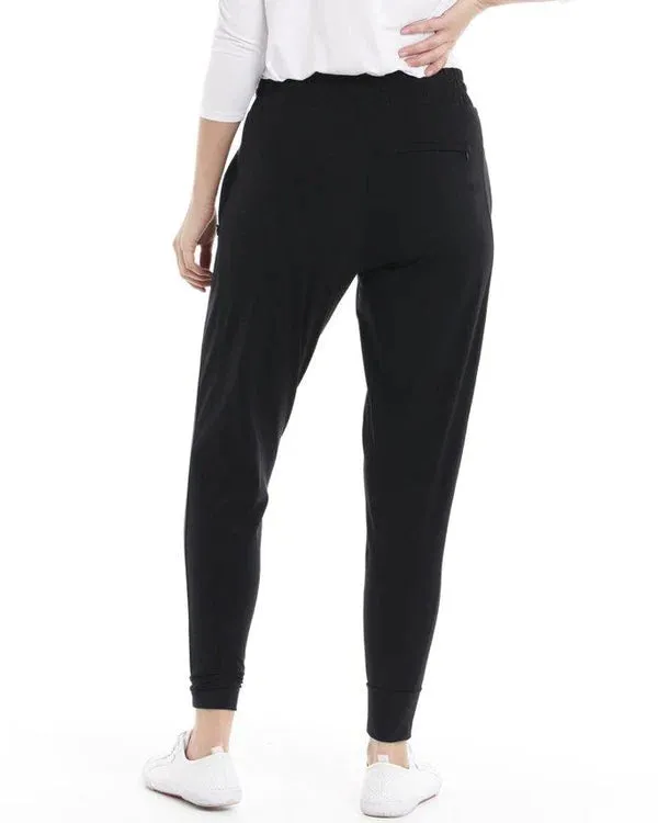 BETTY BASICS CARA TRAVEL JOGGER - BLACK